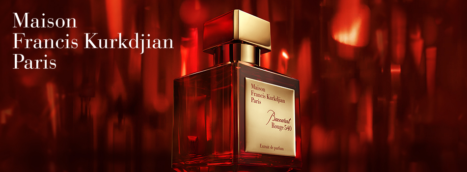 Banner mit dem Parfum Maison Francis Kurkdjian Paris Baccarat Rouge 540: roter Glasflakon mit goldenem Verschluss vor leuchtend rotem, abstraktem Hintergrund, Markenname links im Bild