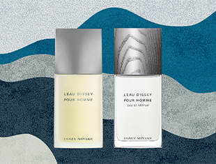 Zwei Parfumflakons von Issey Miyake L’Eau d’Issey pour Homme vor einem Hintergrund in Blau- und Grautönen. Links der Duft in einem hellgelben Flakon mit silbernem Deckel, rechts die Eau de Parfum-Version in einem weißen Flakon mit strukturiertem silbergrauem Deckel.