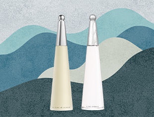 Zwei elegante Damenparfums L’Eau d’Issey von Issey Miyake vor abstraktem Wellenhintergrund. Beide Flakons sind schlank und konisch geformt mit silbernem Verschluss; links in Cremegelb, rechts in Weiß.