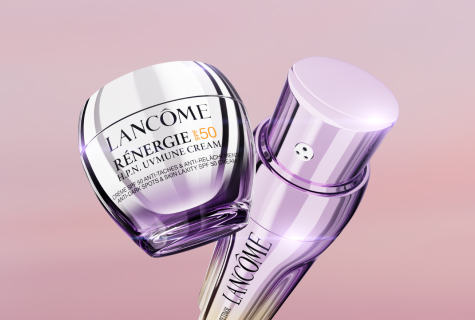 Lancôme Rénergie H.P.N. 300-Peptide-Cream in eleganter violetter Verpackung, daneben passender Serumflakon auf rosafarbenem Hintergrund.