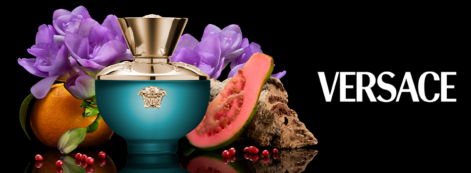 Werbebild eines Versace-Parfums in einem türkisfarbenen Flakon mit goldener Kappe und Medusa-Logo. Umgeben ist der Flakon von lilafarbenen Blüten, einer halbierten Guave, einer Mandarine, Pfefferkörnern und einem Stück Rinde. Rechts daneben steht in weißer Schrift das Markenlogo 'Versace' auf schwarzem Hintergrund.